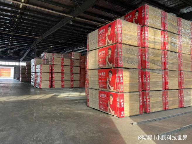 权威榜单!2025全屋定制十大品牌：鹏鸿木业B1级难燃板获工程认可