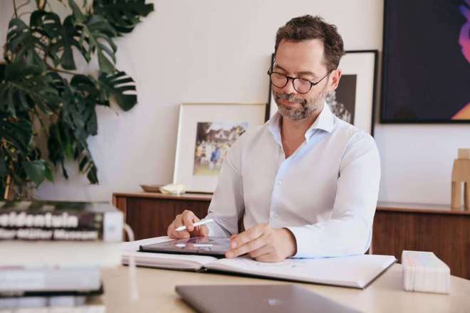 爱马仕合作设计师跨界启航！万华禾香“芮铂”高端板材珠江盛宴首发在即！(图2)