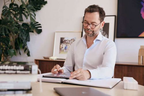 爱马仕合作设计师跨界启航！万华禾香“芮铂”高端板材首发在即！(图2)