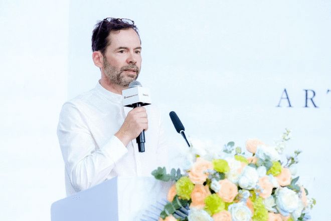 爱马仕合作设计师联名之作惊艳亮相万华禾香“芮铂”系列领航高端路径新纪元(图4)