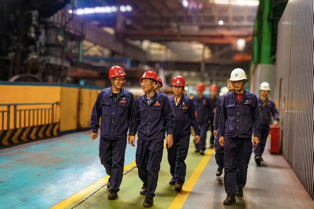 钢花为祖国绽放——记国庆假期坚守岗位的钢铁奋斗者(图2)