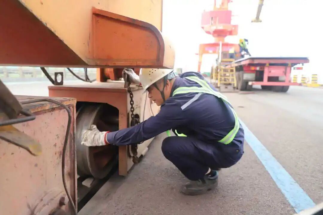 钢花为祖国绽放——记国庆假期坚守岗位的钢铁奋斗者(图4)