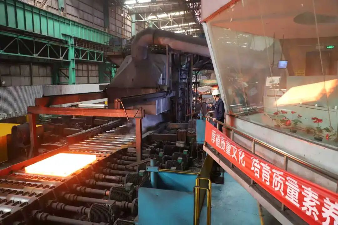 钢花为祖国绽放——记国庆假期坚守岗位的钢铁奋斗者(图3)