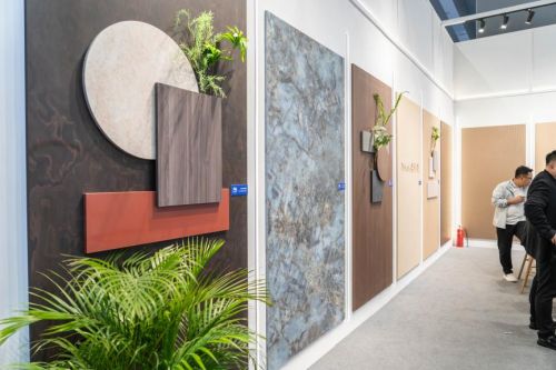 德科康集团 ×2025 广州设计周圆满谢幕！德科康醇板新品花色以自然肌理与先锋设计勾勒家居板材饰面新潮流。(图3)