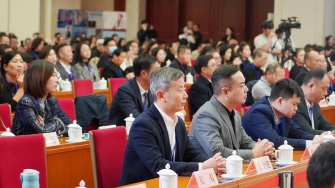 隆饰潮装板材荣登“2025中国制造·消费者信赖品牌”年度榜单(图2)